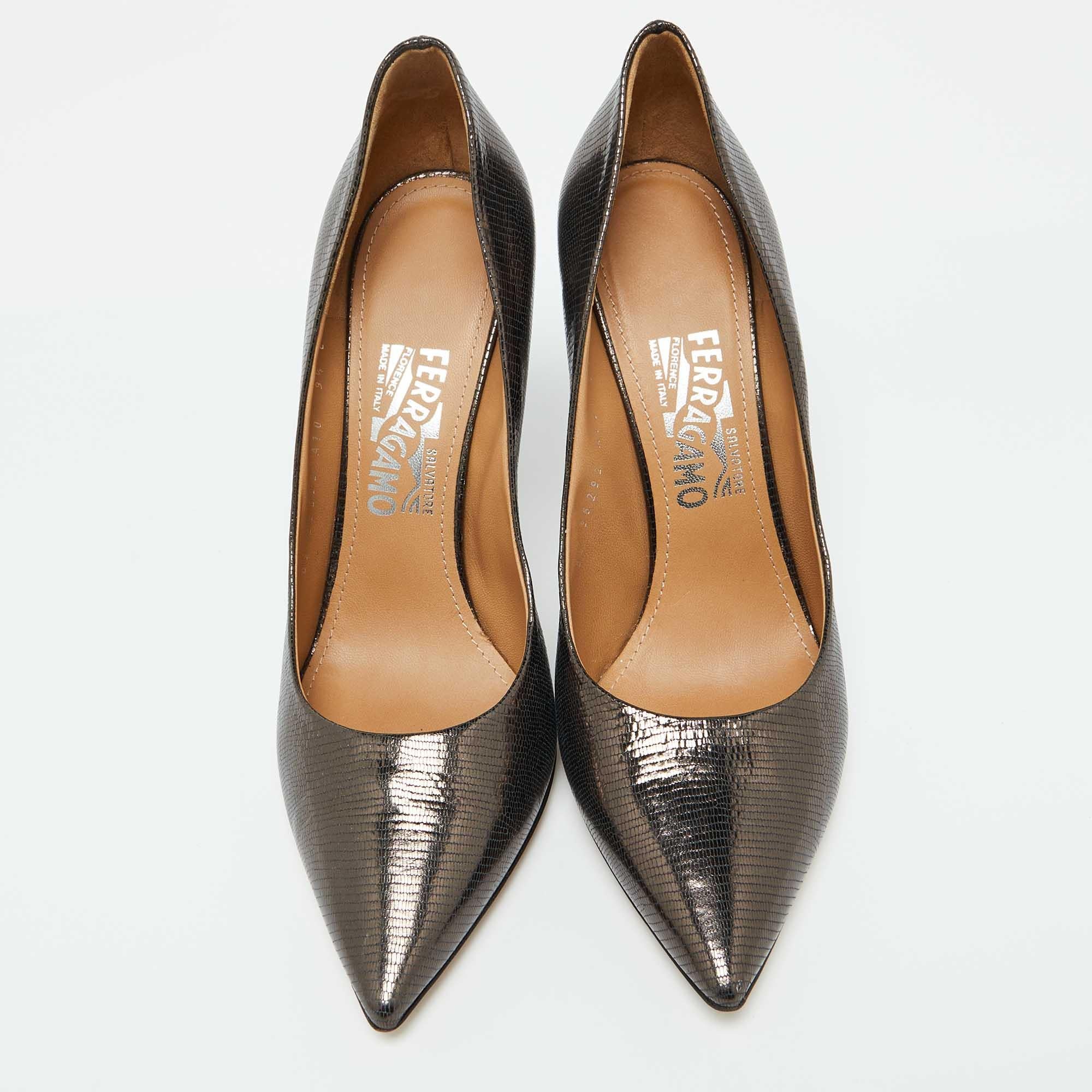 Noir Salvatore Ferragamo Chaussures à bout pointu en cuir noir Taille 40 en vente