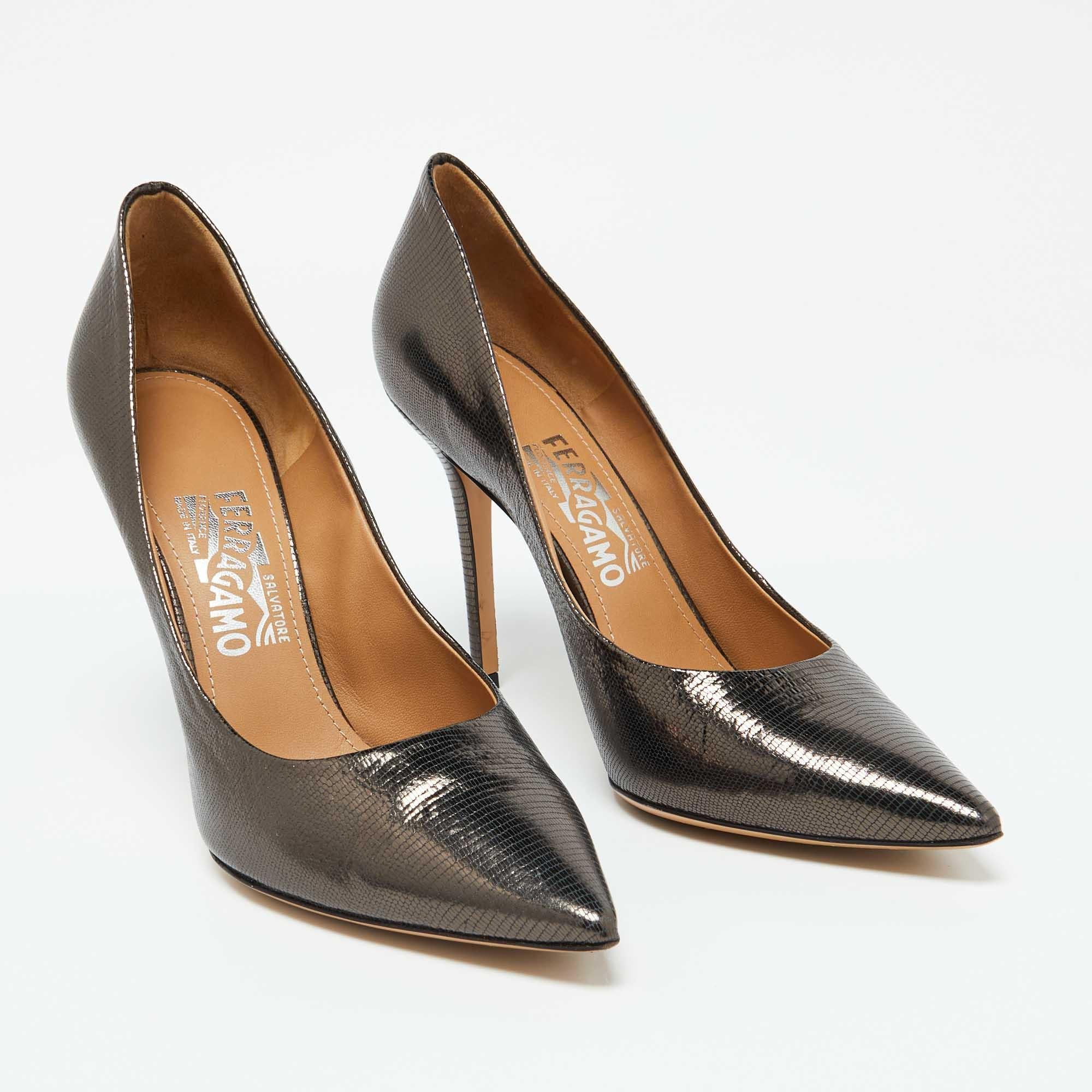 Salvatore Ferragamo Chaussures à bout pointu en cuir noir Taille 40 Bon état - En vente à Dubai, Al Qouz 2