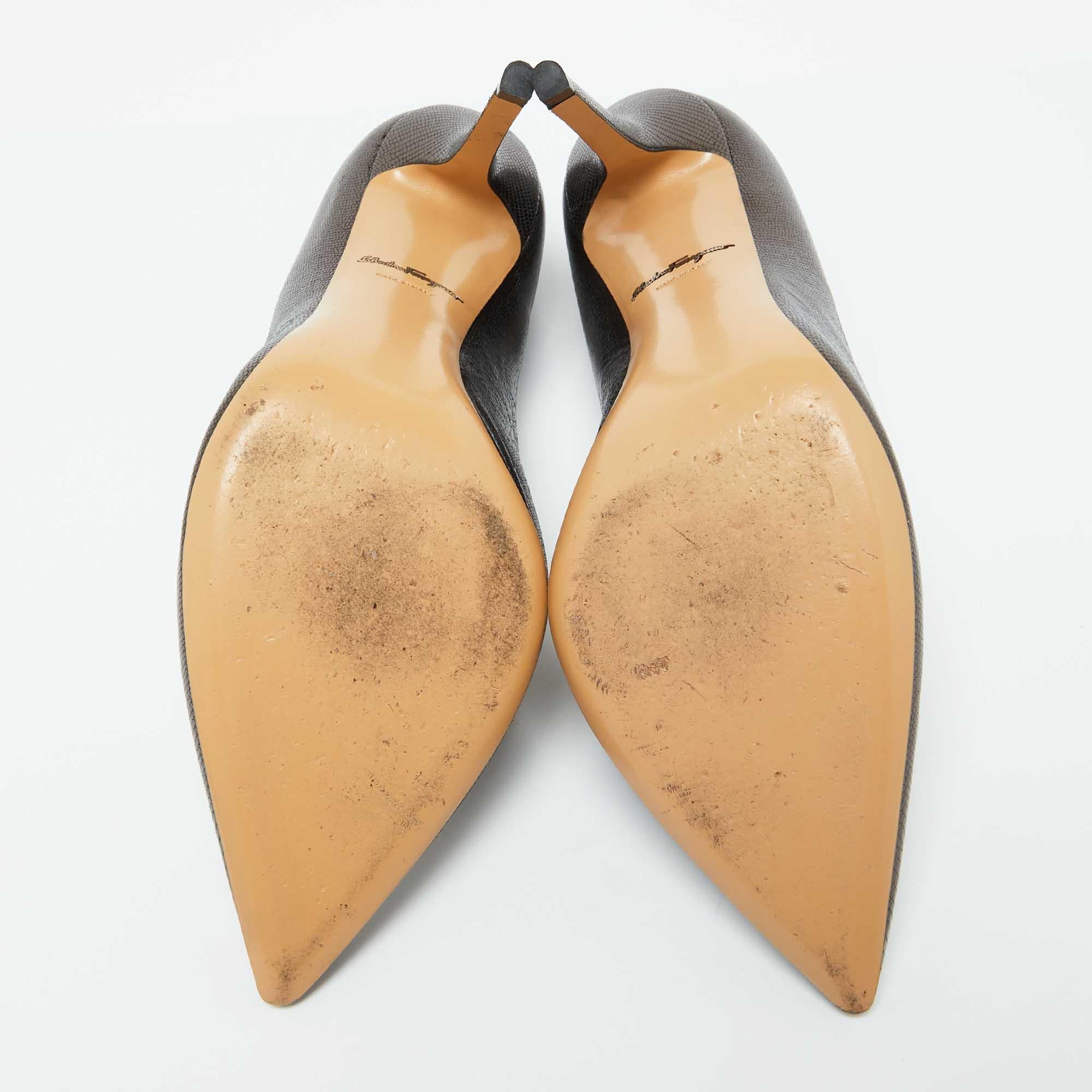 Salvatore Ferragamo Chaussures à bout pointu en cuir noir Taille 40 en vente 1