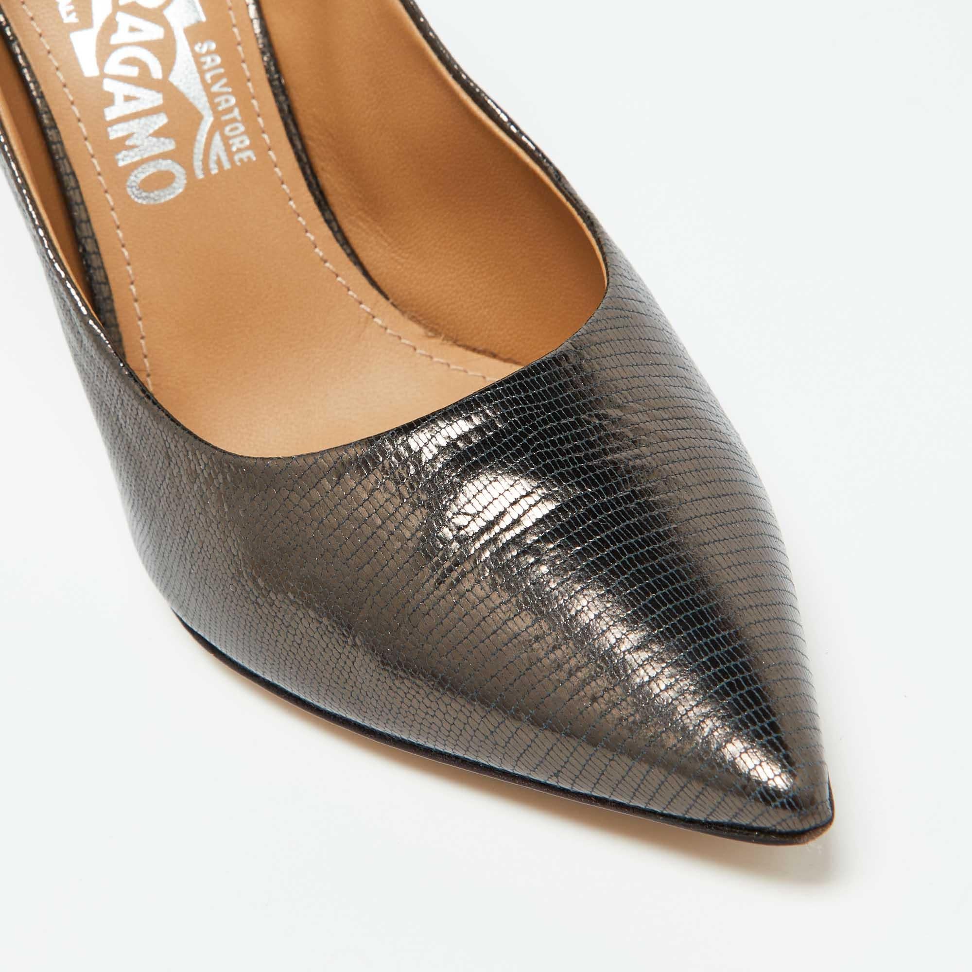Salvatore Ferragamo Chaussures à bout pointu en cuir noir Taille 40 en vente 2