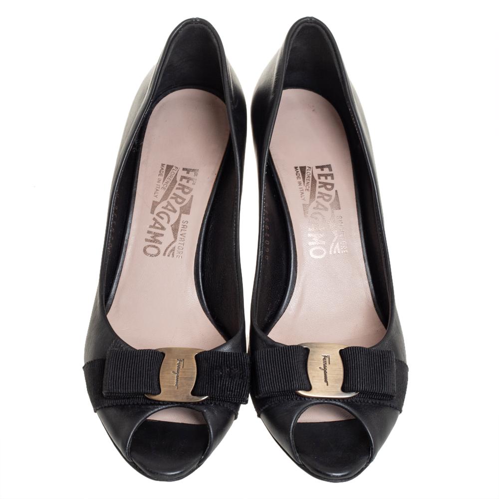 Nothing like a stunning pair of pumps to look and feel like a fashionista! Crafted from black leather, this gorgeous Salvatore Ferragamo pair features comfortable insoles housing the brand's iconic label. Complete with low heels and gold-tone logo