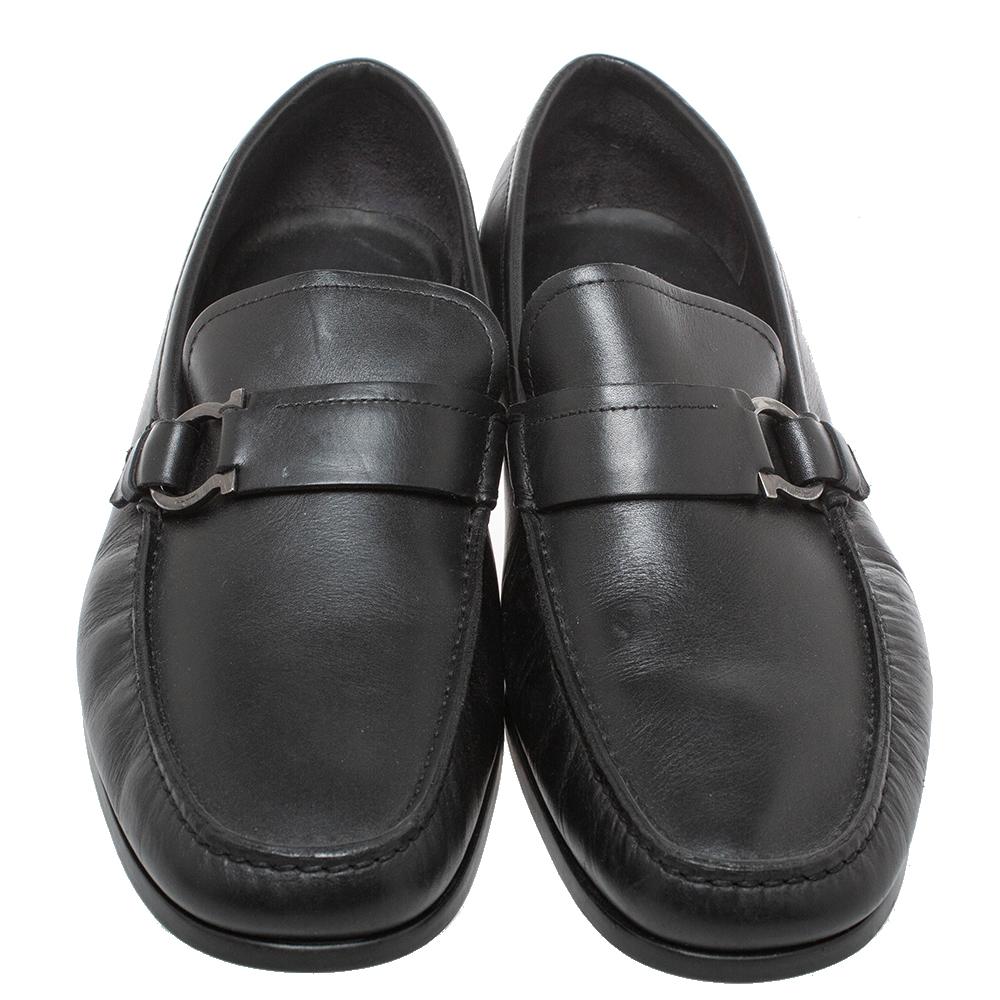Salvatore Ferragamo Black Leather 'Ponza' One Side Gancio Loafers Size 42.5 In Good Condition In Dubai, Al Qouz 2