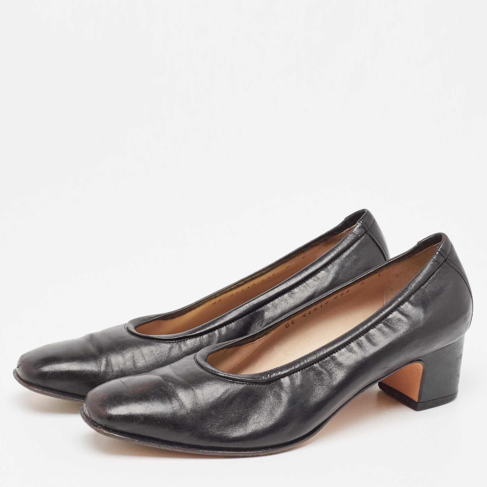 Zeigen Sie einen eleganten Stil mit diesem Paar Pumps. Diese eleganten Schuhe sind aus hochwertigen Materialien gefertigt. Sie sind auf robusten Sohlen und schlanken Absätzen aufgebaut.