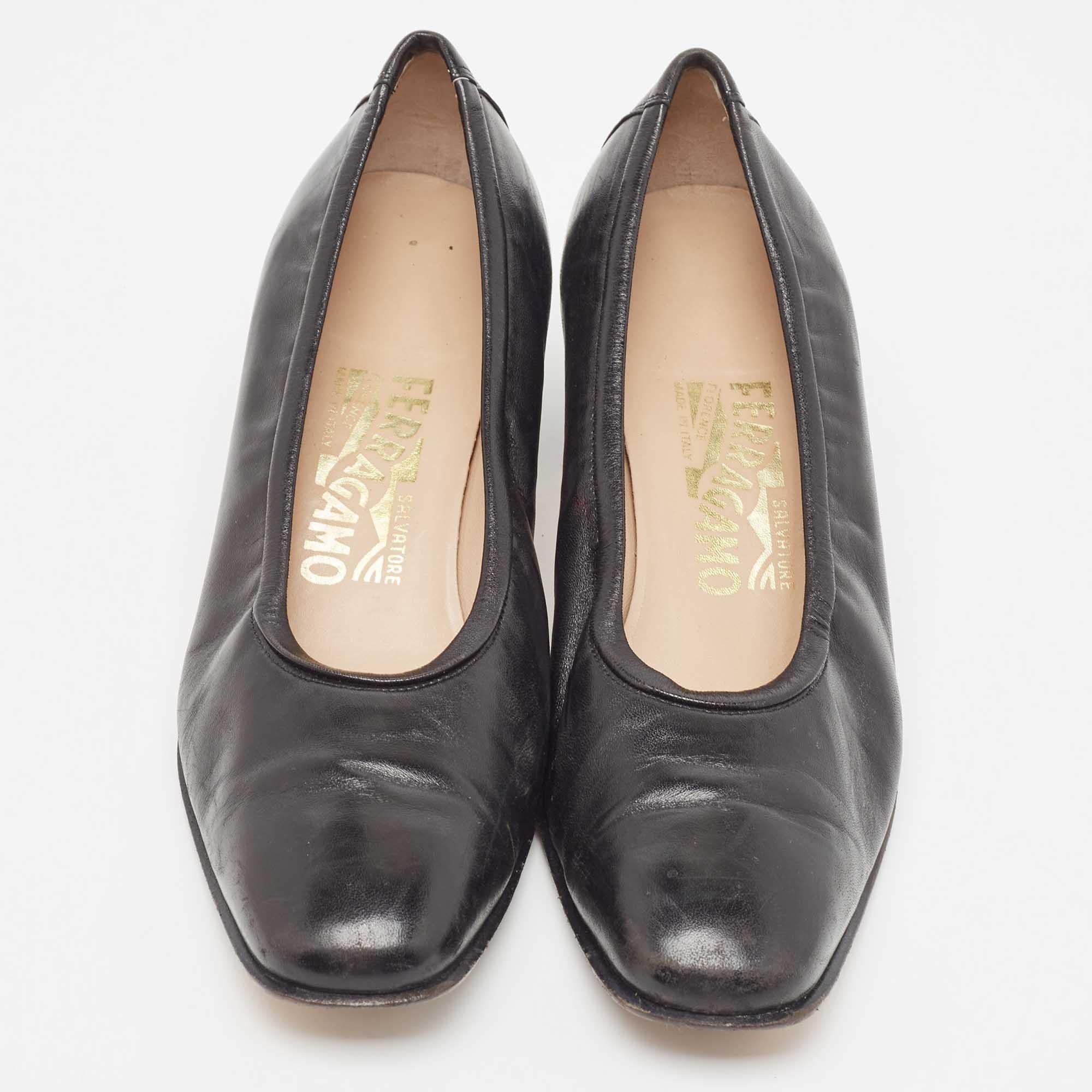 Salvatore Ferragamo Schwarze Leder Pumps Größe 37,5 im Zustand „Relativ gut“ im Angebot in Dubai, Al Qouz 2