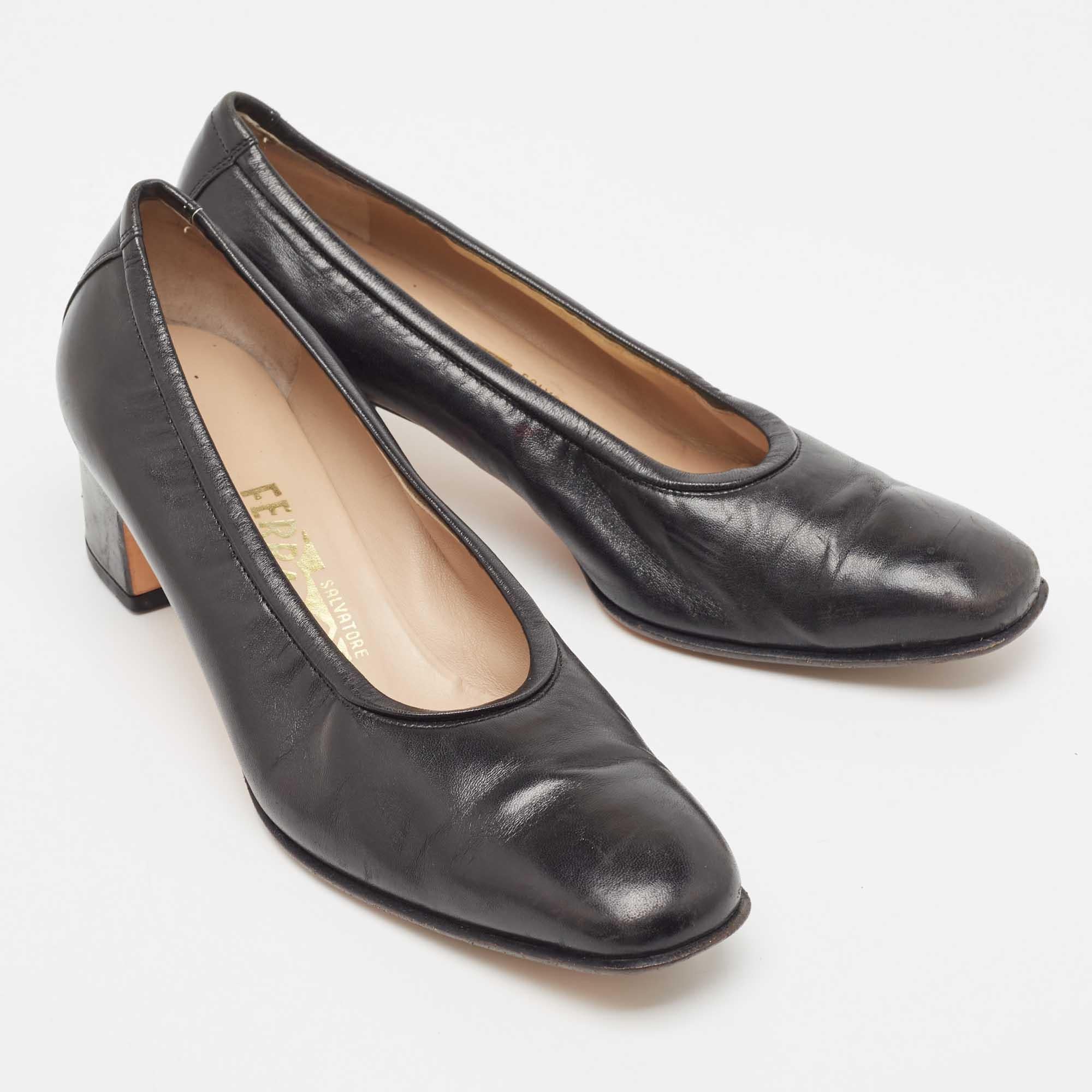 Salvatore Ferragamo Schwarze Leder Pumps Größe 37,5 Damen im Angebot