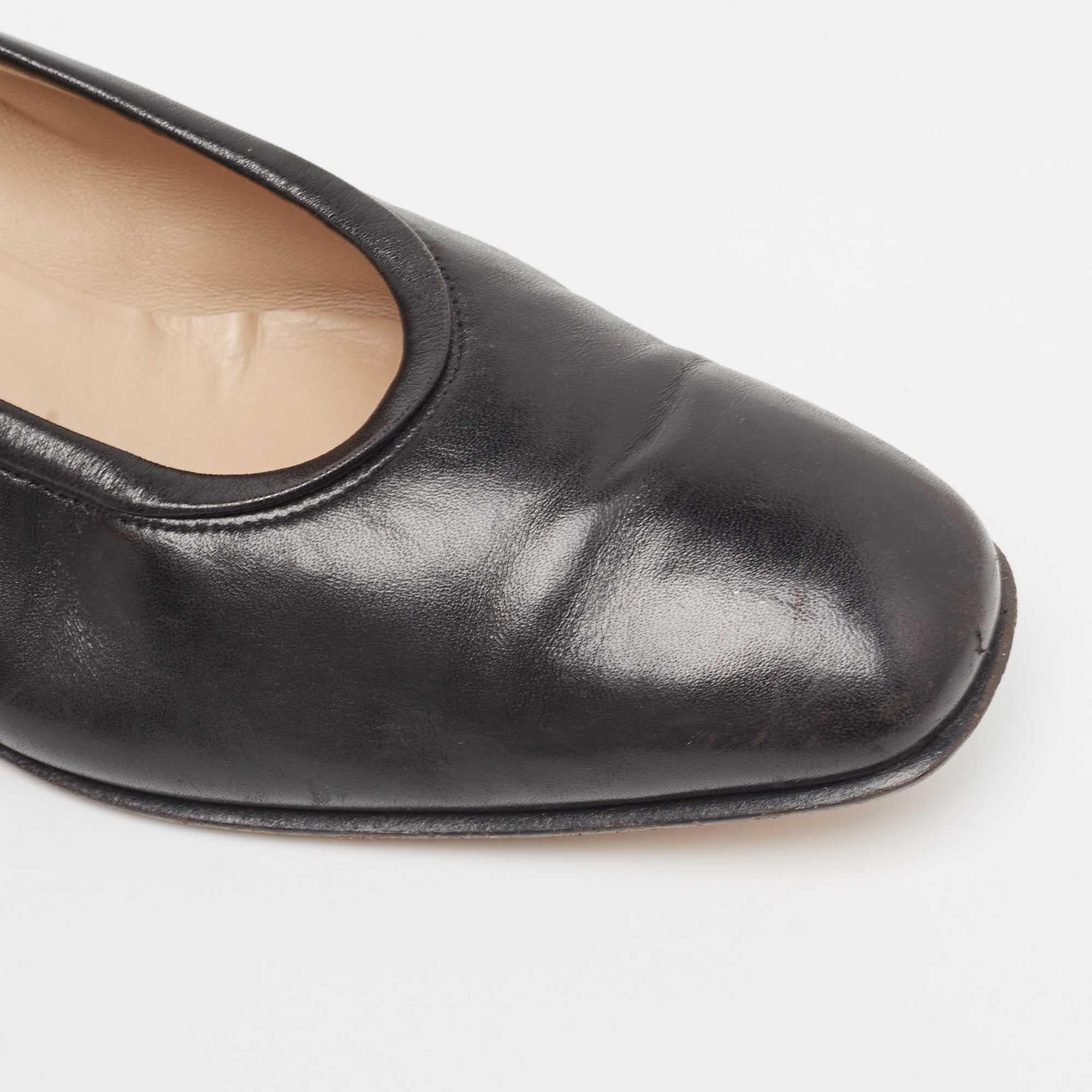 Salvatore Ferragamo Schwarze Leder Pumps Größe 37,5 im Angebot 3