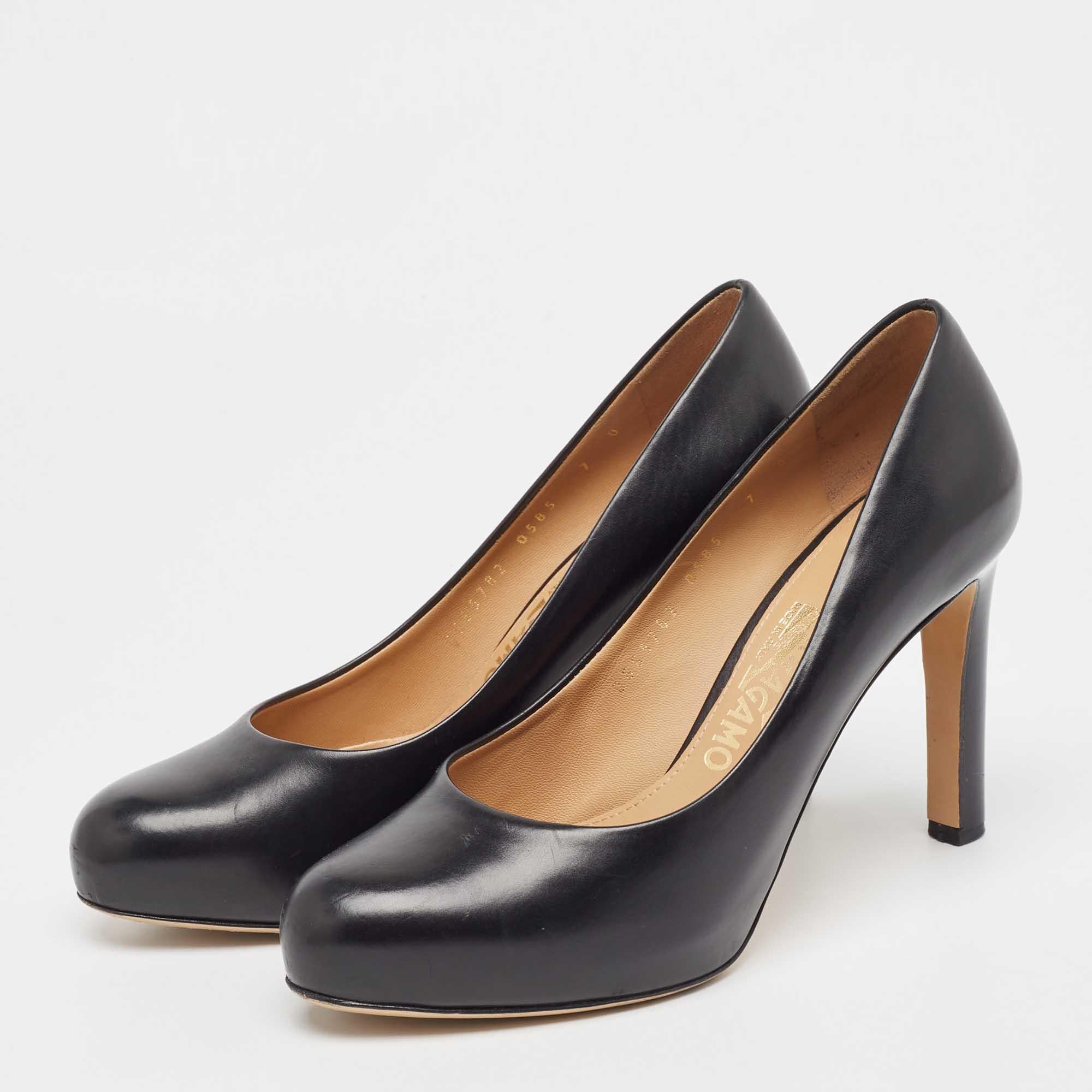 Haz una declaración de estilo chic con estos zapatos de salón de diseño. Presentan tacones resistentes y suelas duraderas perfectas para tus salidas a la moda