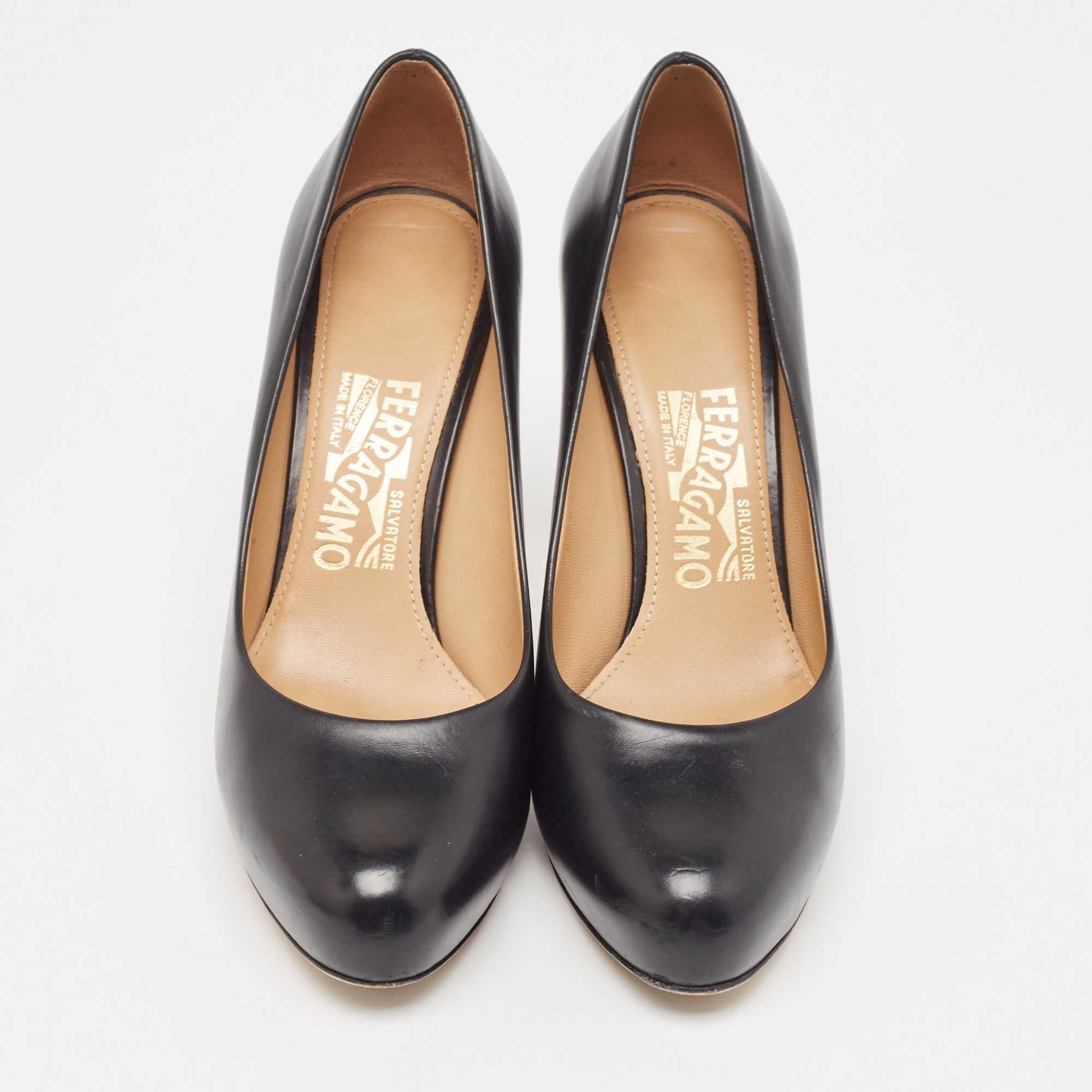 Salvatore Ferragamo Bombas de punta redonda de cuero negro Talla 37.5 Negro en venta