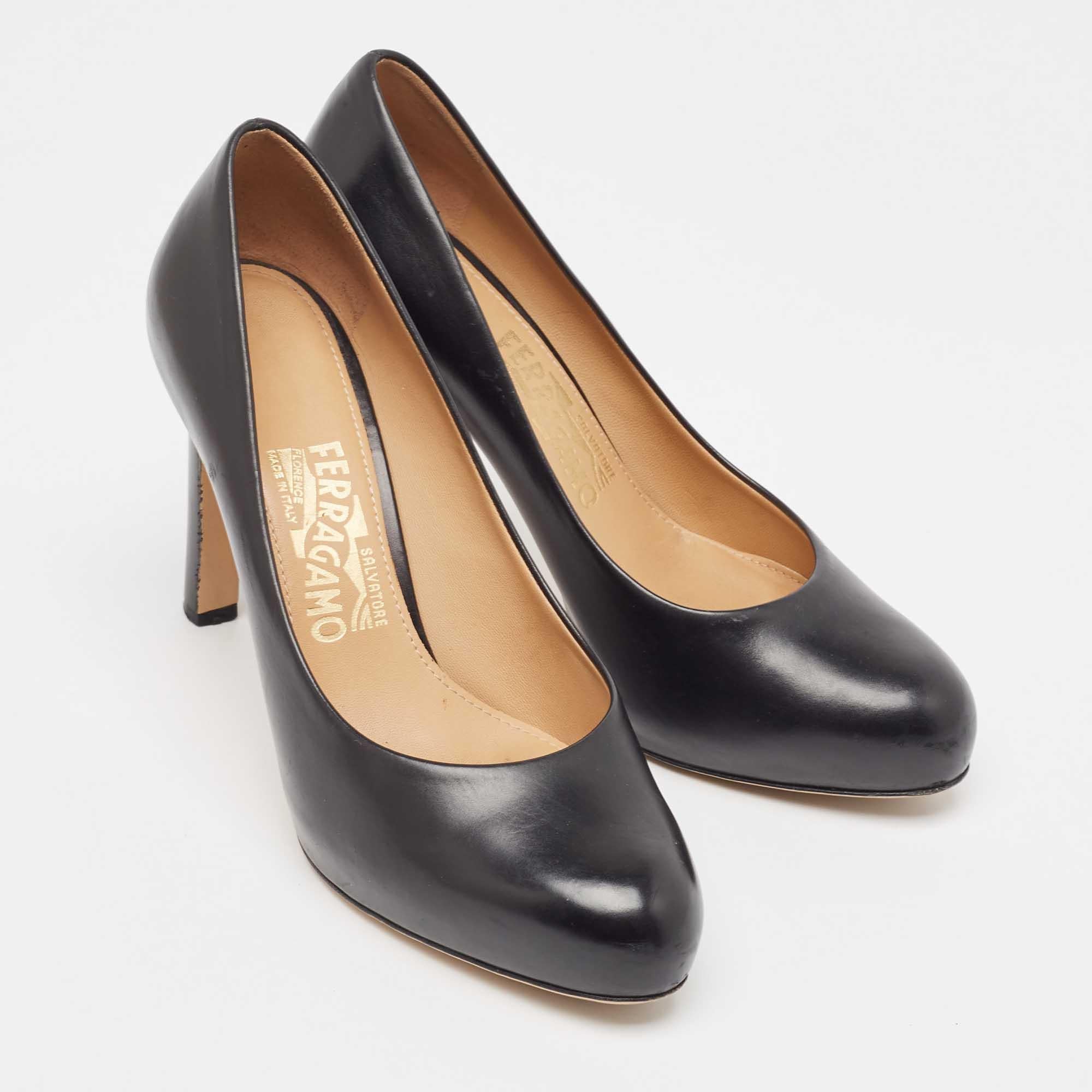 Salvatore Ferragamo Bombas de punta redonda de cuero negro Talla 37.5 en Bueno estado para la venta en Dubai, Al Qouz 2