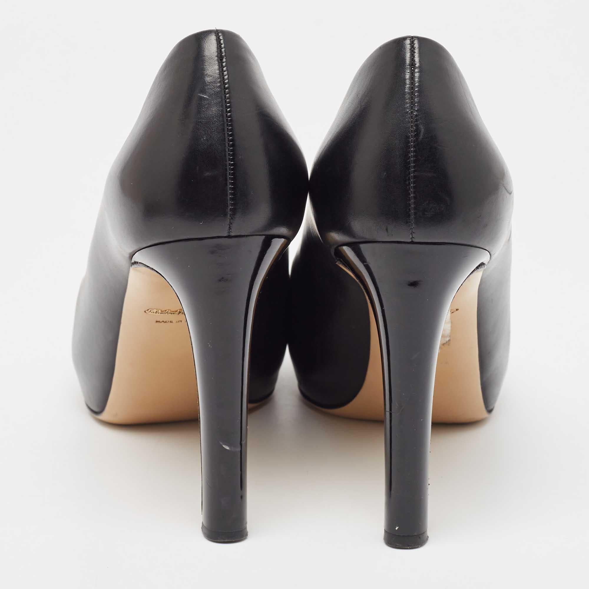 De las mujeres Salvatore Ferragamo Bombas de punta redonda de cuero negro Talla 37.5 en venta