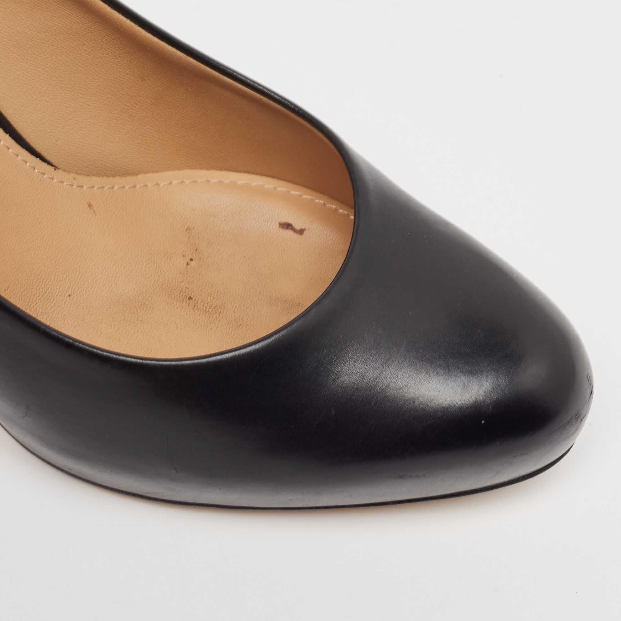 Salvatore Ferragamo Bombas de punta redonda de cuero negro Talla 37.5 en venta 2