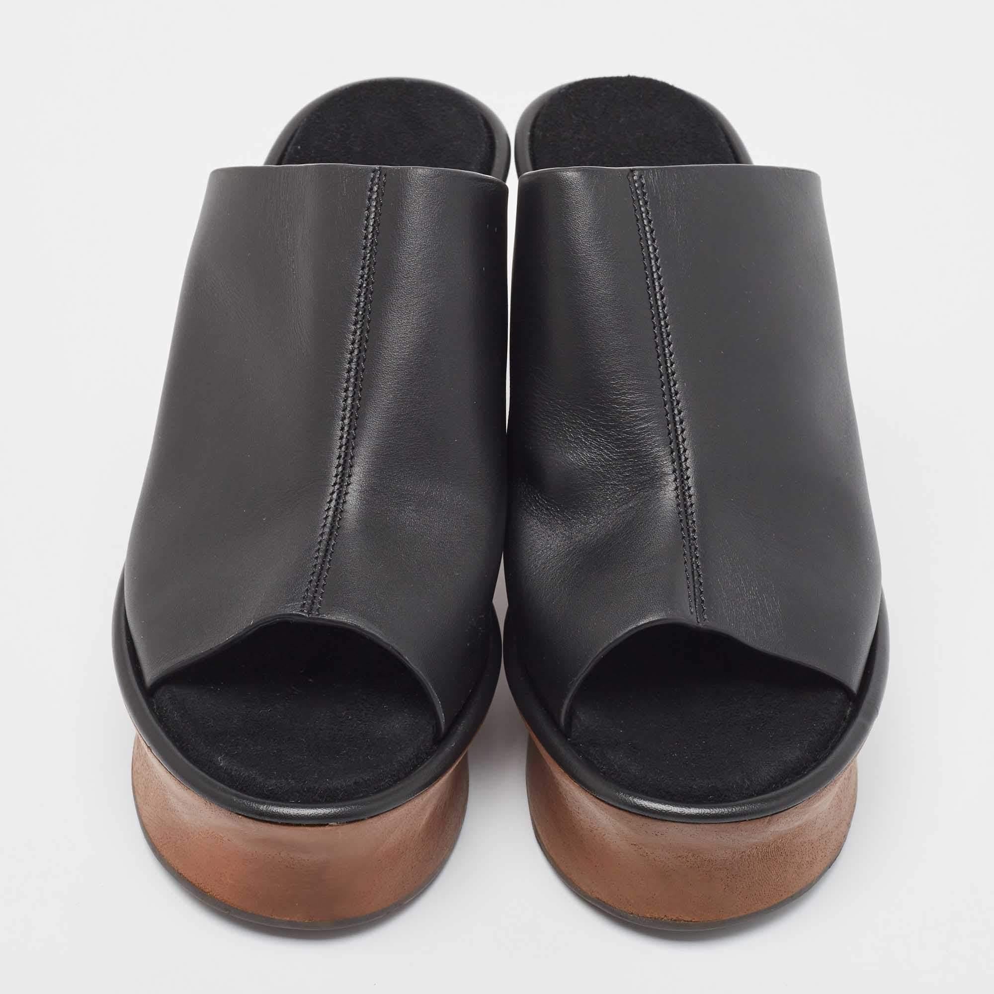 Perfectly sewn and finished to ensure an elegant look and fit, these Salvatore Ferragamo sandals are a purchase you'll love flaunting. They look great on the feet.

Includes
Original Box