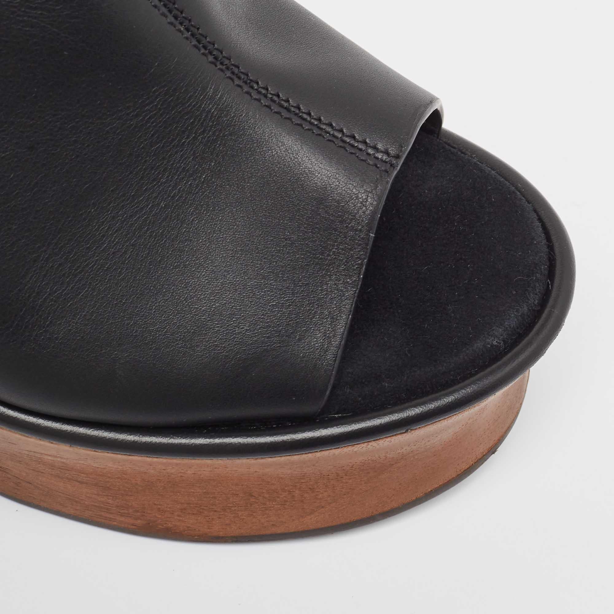 Salvatore Ferragamo Black Leather Samanta Platform Sandals Size 39.5 In Excellent Condition For Sale In Dubai, Al Qouz 2