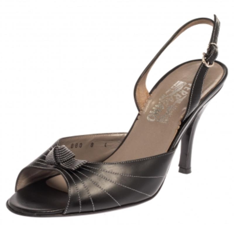 Salvatore Ferragamo Black Leather Slingback Sandals Size 38.5 In Good Condition For Sale In Dubai, Al Qouz 2