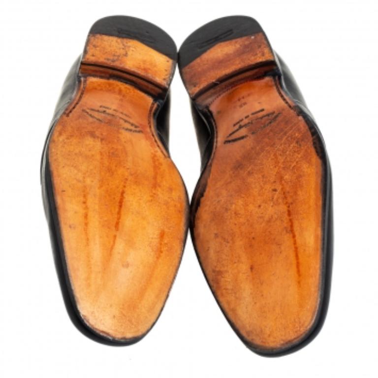 Sleek and luxe, these slip-on loafers by Salvatore Ferragamo will enhance your outfits by giving them an edge. Meticulously crafted from leather, they carry fine stitching and the signature Gancio accents on the vamps. The black pair is complete