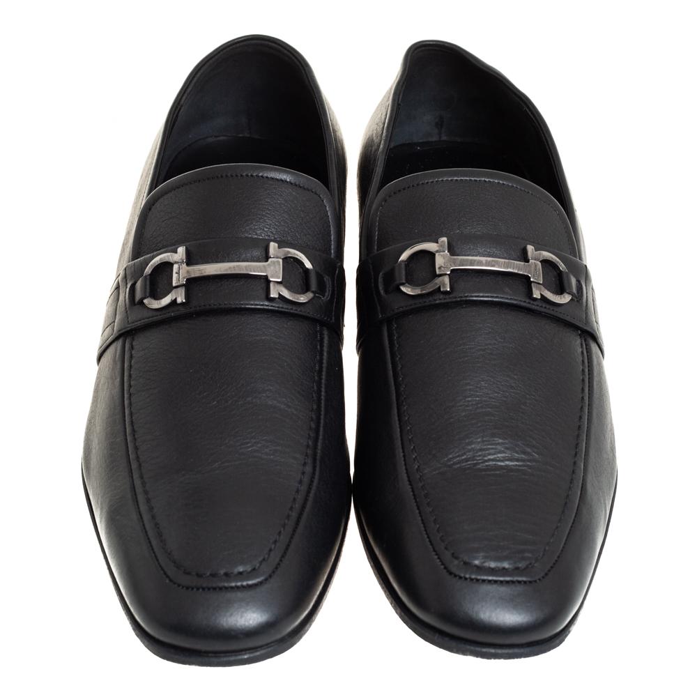 Sleek and luxe, these slip-on loafers by Salvatore Ferragamo will enhance your outfits by giving them an edge. Meticulously crafted from leather, they carry fine stitching and the signature Gancio accents on the vamps. The black pair is complete