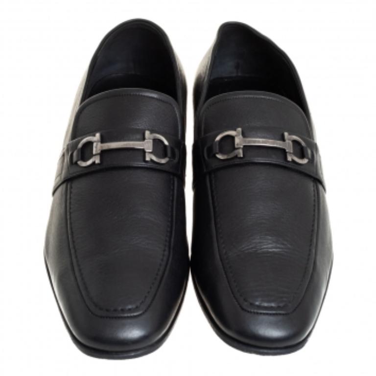 Salvatore Ferragamo Black Leather Slip On Loafers Size 43.5 In Good Condition For Sale In Dubai, Al Qouz 2