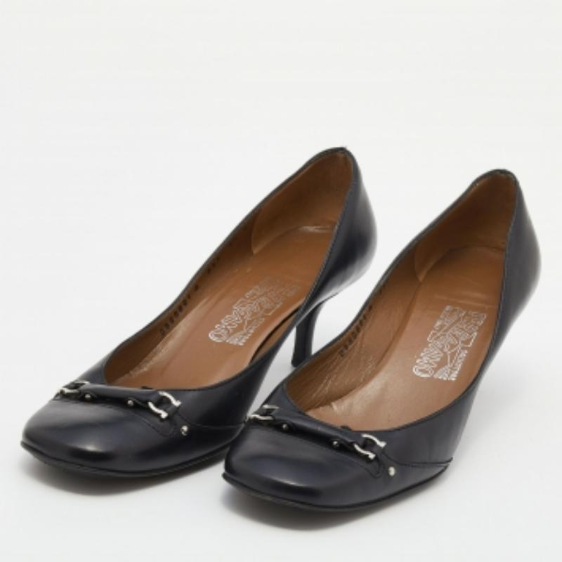 Avec son design minimal et son allure classe, cette paire d'escarpins Salvatore Ferragamo mérite une place dans votre garde-robe. Confectionné en cuir, il présente une silhouette à bout carré et est orné d'un motif argenté sur le devant. Les talons