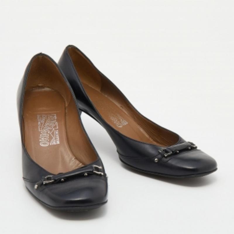 Salvatore Ferragamo escarpins à bouts carrés en cuir noir Taille 40 Bon état - En vente à Dubai, Al Qouz 2