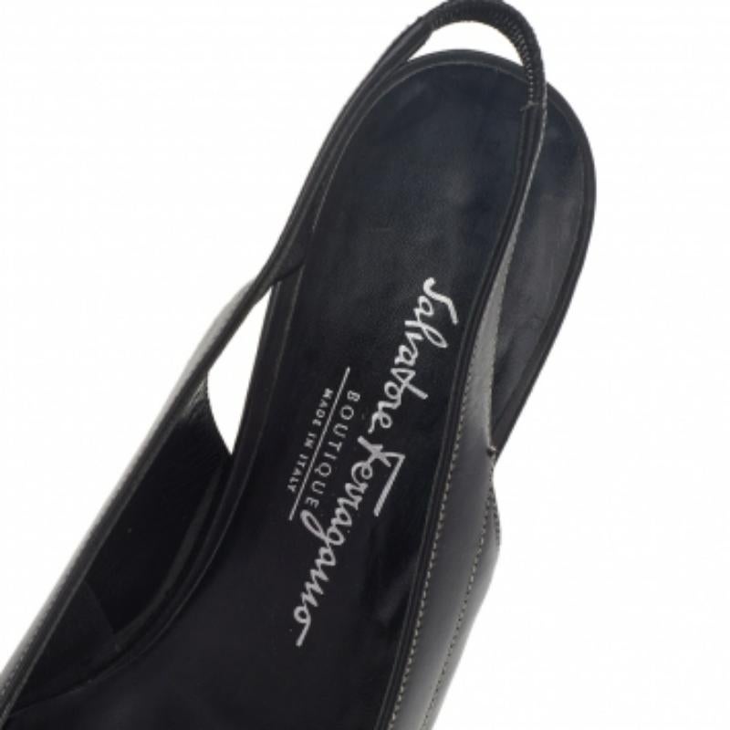 Salvatore Ferragamo Schwarze Leder Pumps mit quadratischem Zehenbereich und Slingback Größe 38,5 im Zustand „Gut“ im Angebot in Dubai, Al Qouz 2