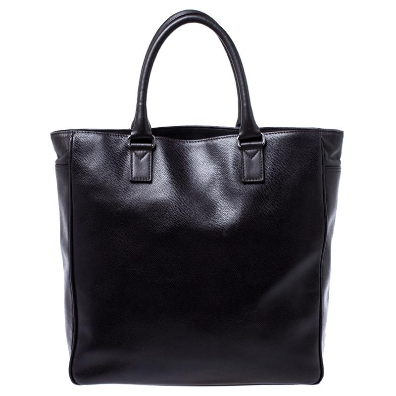 Give yourself a luxurious look with this bag by Salvatore Ferragamo and flaunt your style. Crafted from black leather, this tote comes with a nylon-lined interior that is durable and spacious enough to house all your essentials. Skillfully designed,