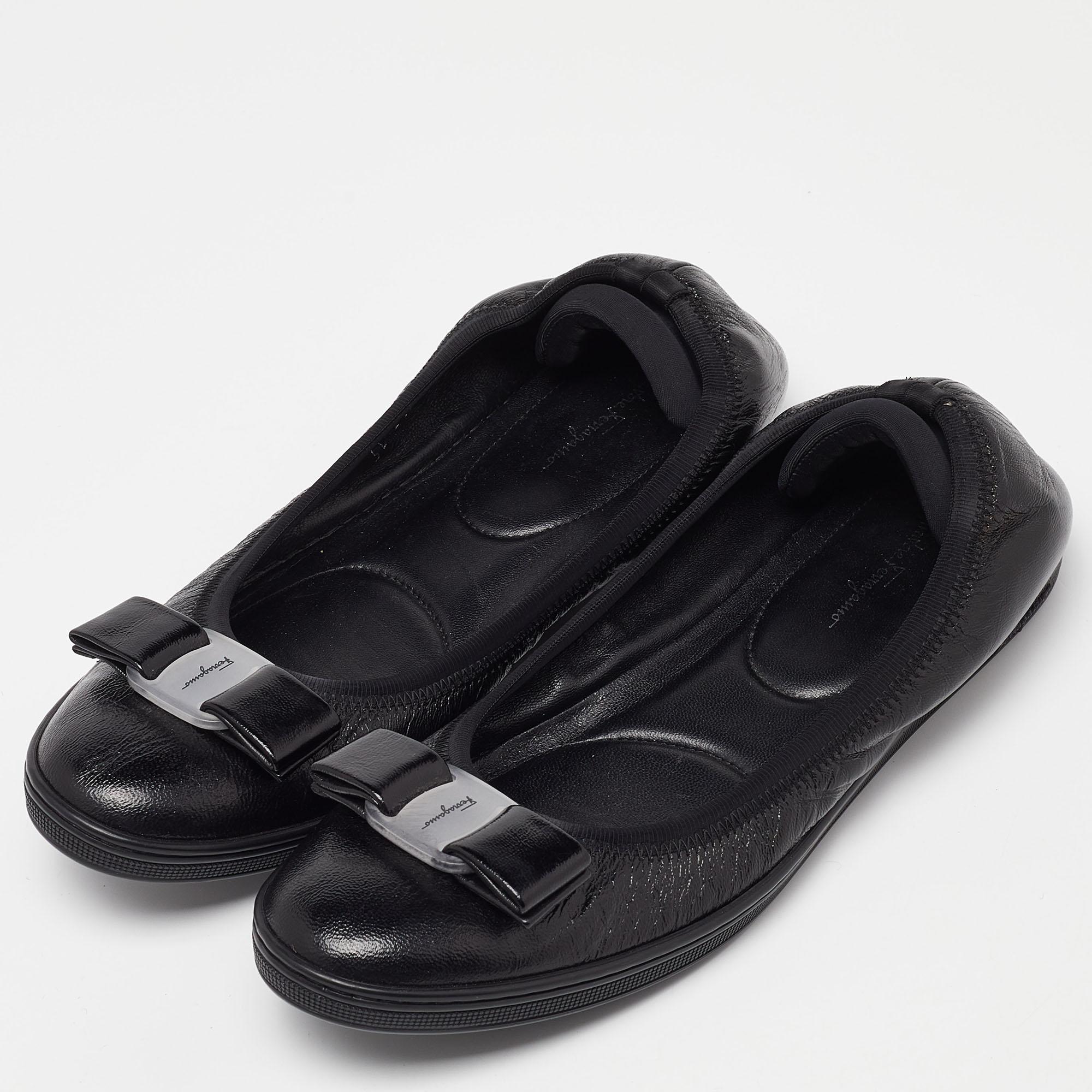Salvatore Ferragamo brings to you these elegant ballet flats for your busy workdays! Crafted from leather, the black flats flaunt bow details on the vamps and will match well with any outfit. The dainty pair is finished off with comfortable