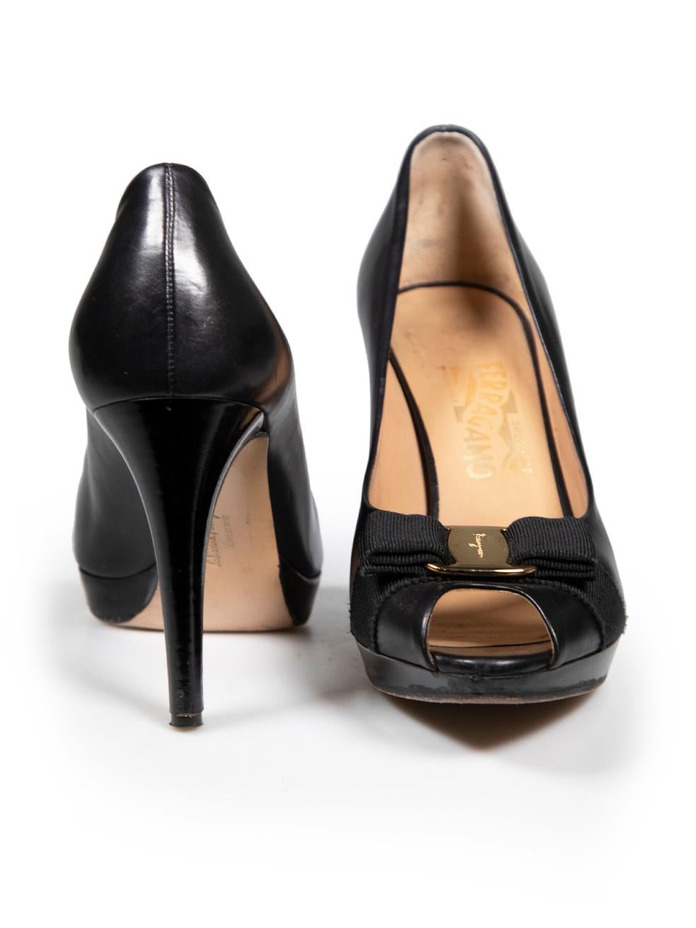 Salvatore Ferragamo Black Leather Vara Bow Heels Size US 8.5 In Good Condition For Sale In London, GB