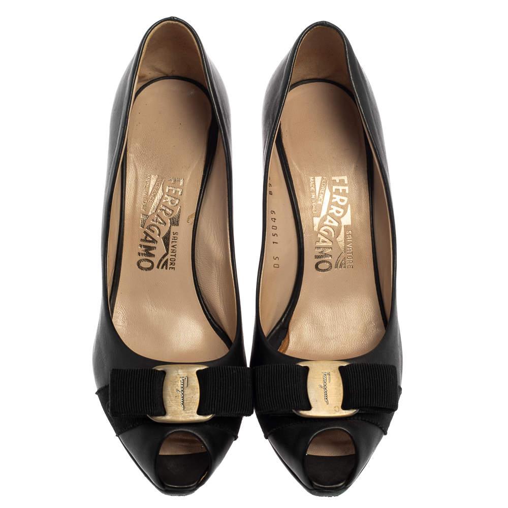 Salvatore Ferragamo Black Leather Vara Bow Pumps Size 38.5 In Good Condition In Dubai, Al Qouz 2