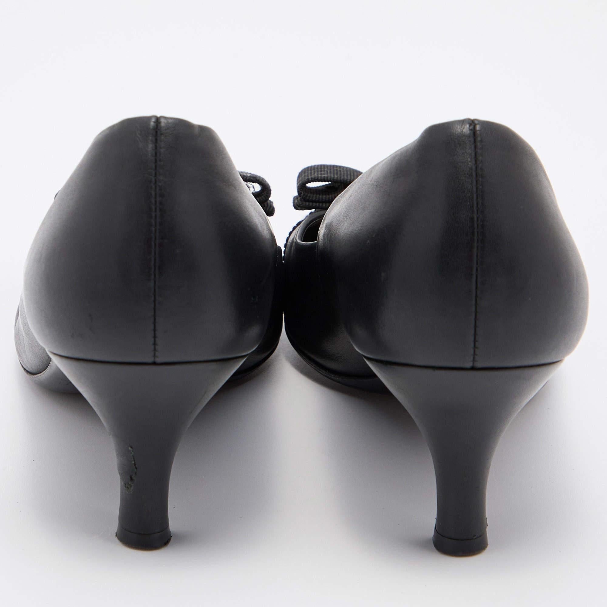 Salvatore Ferragamo Black Leather Vara Bow Pumps Size 39.5 In Good Condition For Sale In Dubai, Al Qouz 2