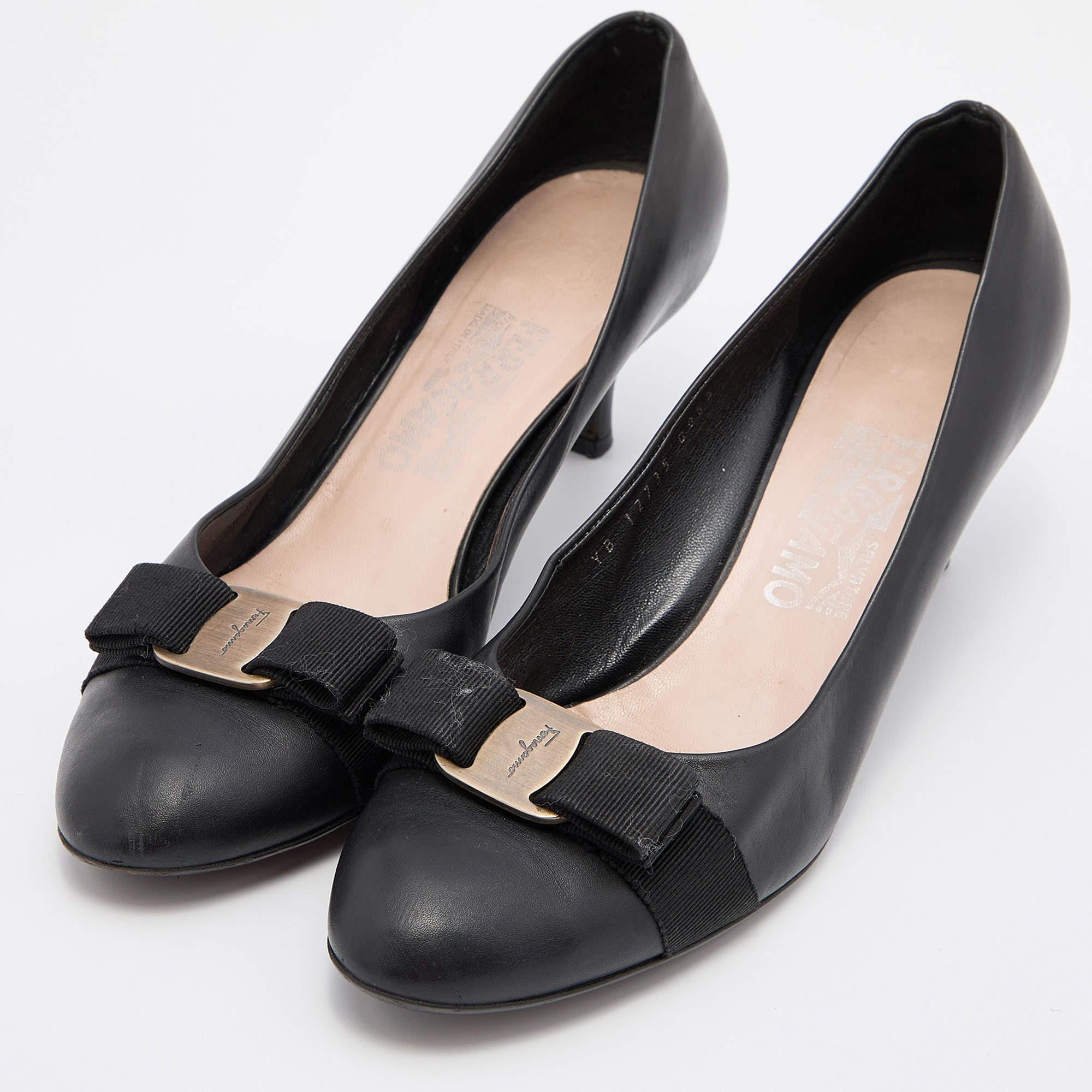 Women's Salvatore Ferragamo Black Leather Vara Bow Pumps Size 39.5 For Sale