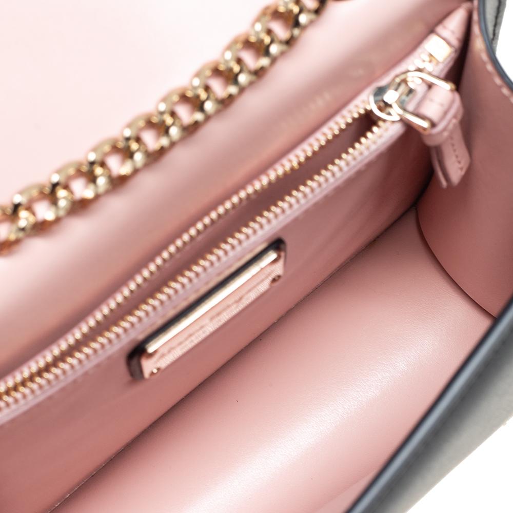 Salvatore Ferragamo Borsa a tracolla con patta Vara RW in pelle nera 5