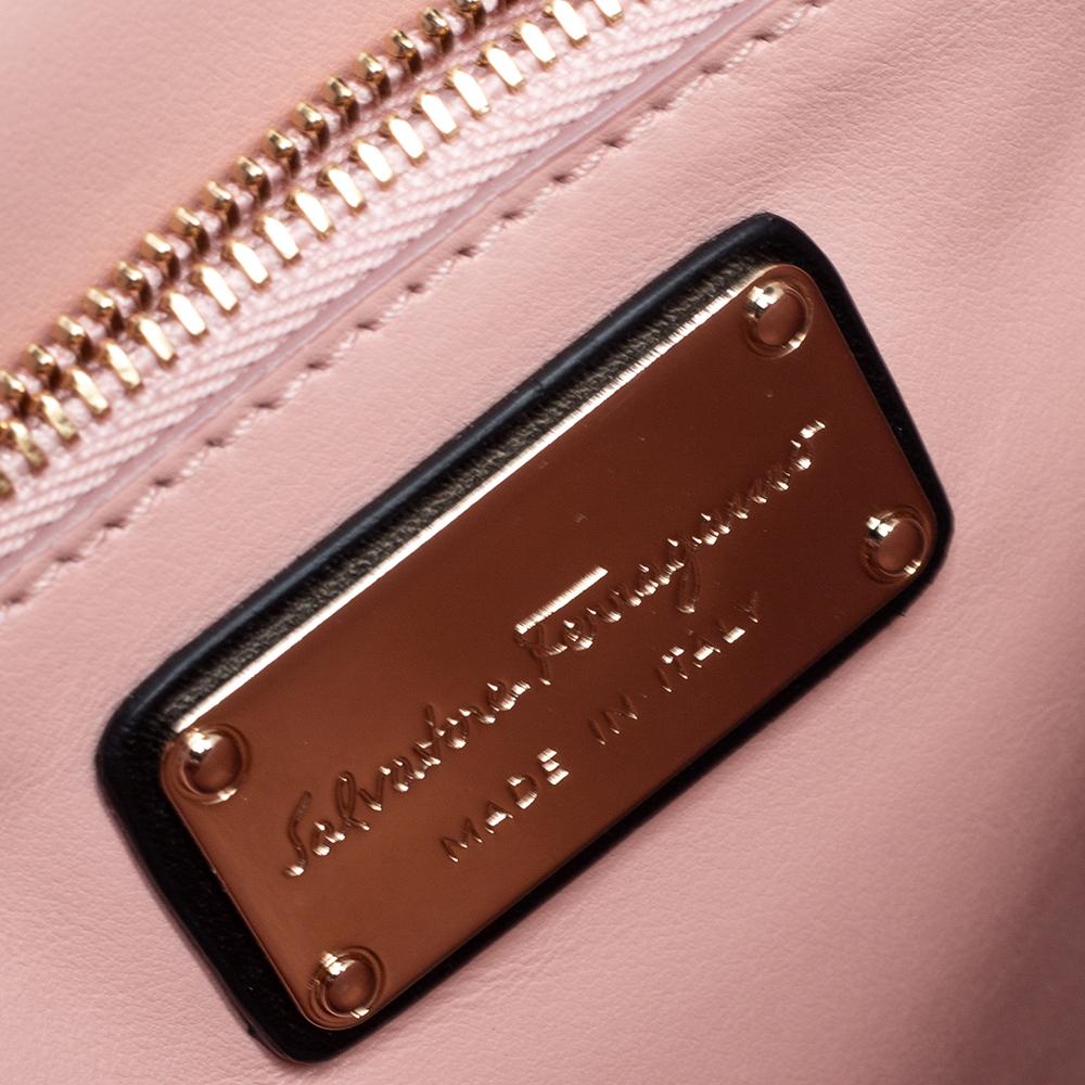 Salvatore Ferragamo Borsa a tracolla con patta Vara RW in pelle nera 6