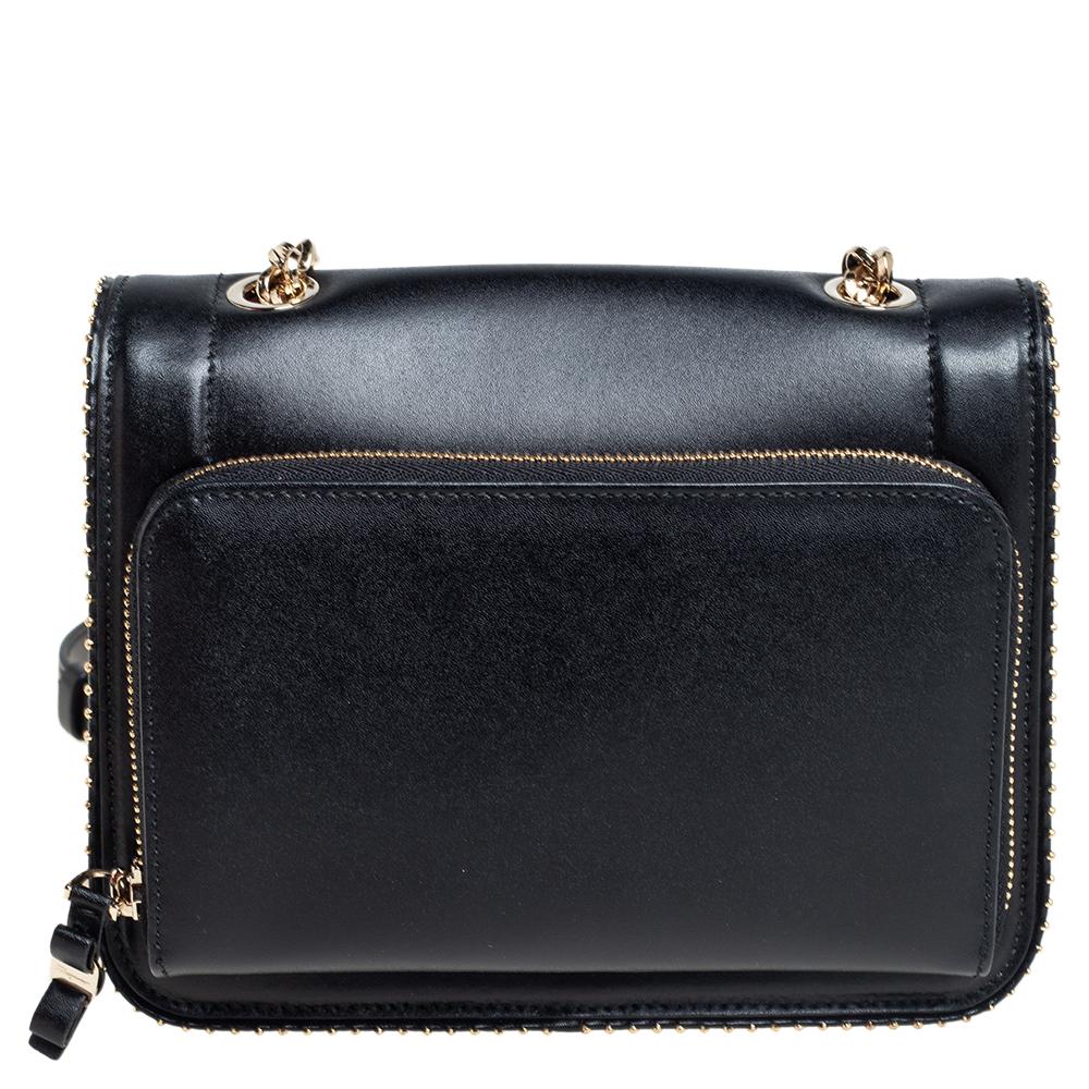Realizzata in pelle nera, questa borsa di Salvatore Ferragamo è molto elegante. Con dettagli di borchie, la patta si apre su un interno foderato in pelle che ti permette di riporre tutti i tuoi oggetti essenziali. Inoltre, presenta un piccolo fiocco