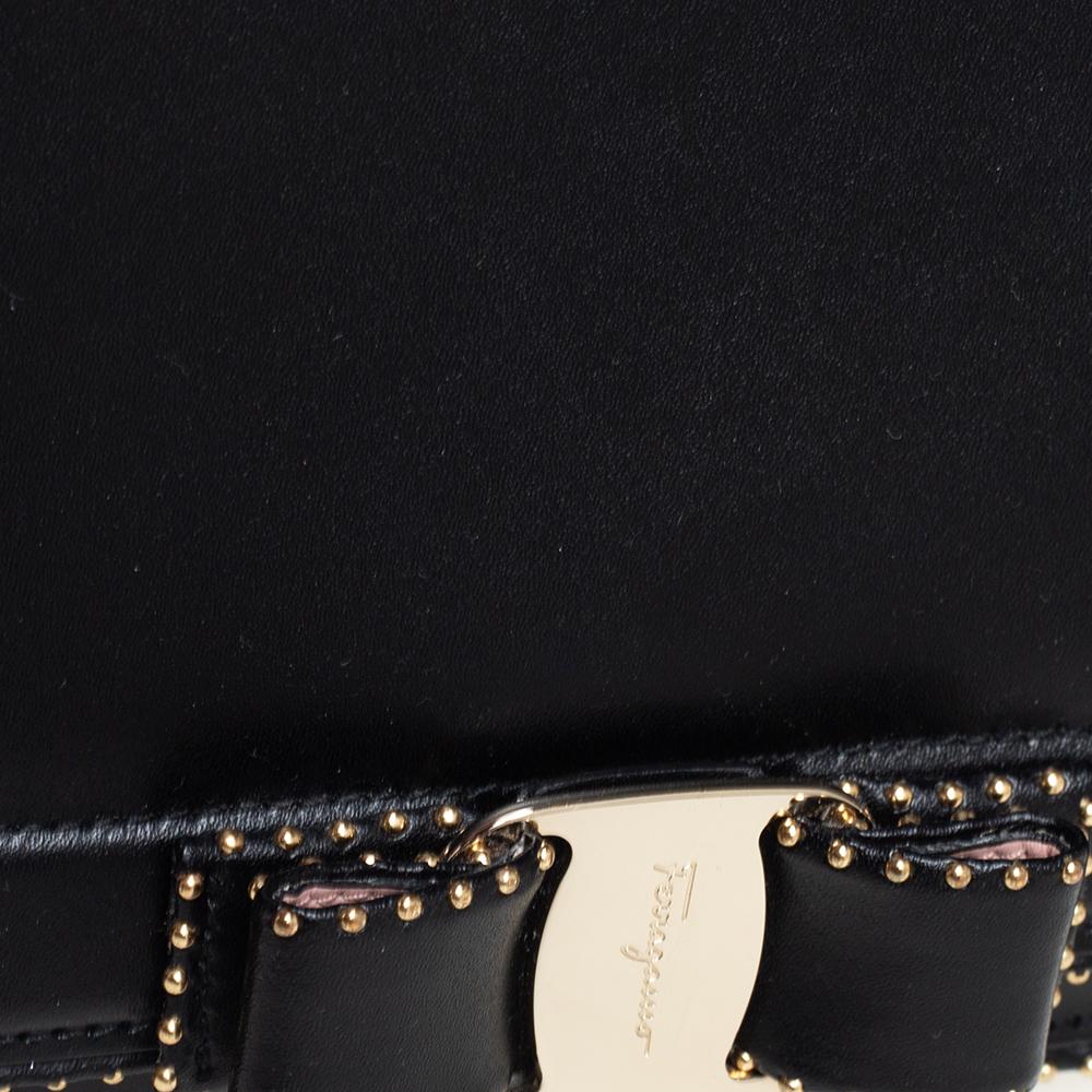 Salvatore Ferragamo Borsa a tracolla con patta Vara RW in pelle nera 4