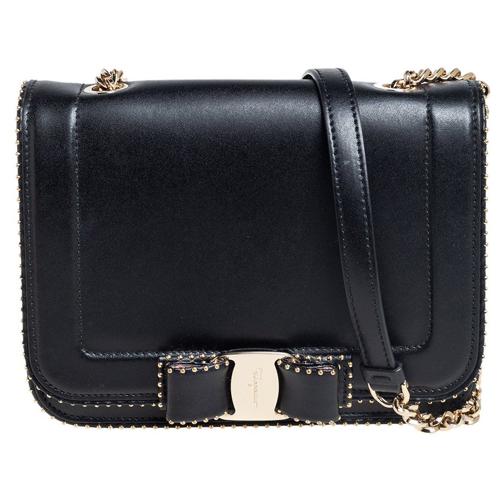 Salvatore Ferragamo Schwarze Vara RW Umhängetasche aus Leder mit Klappe