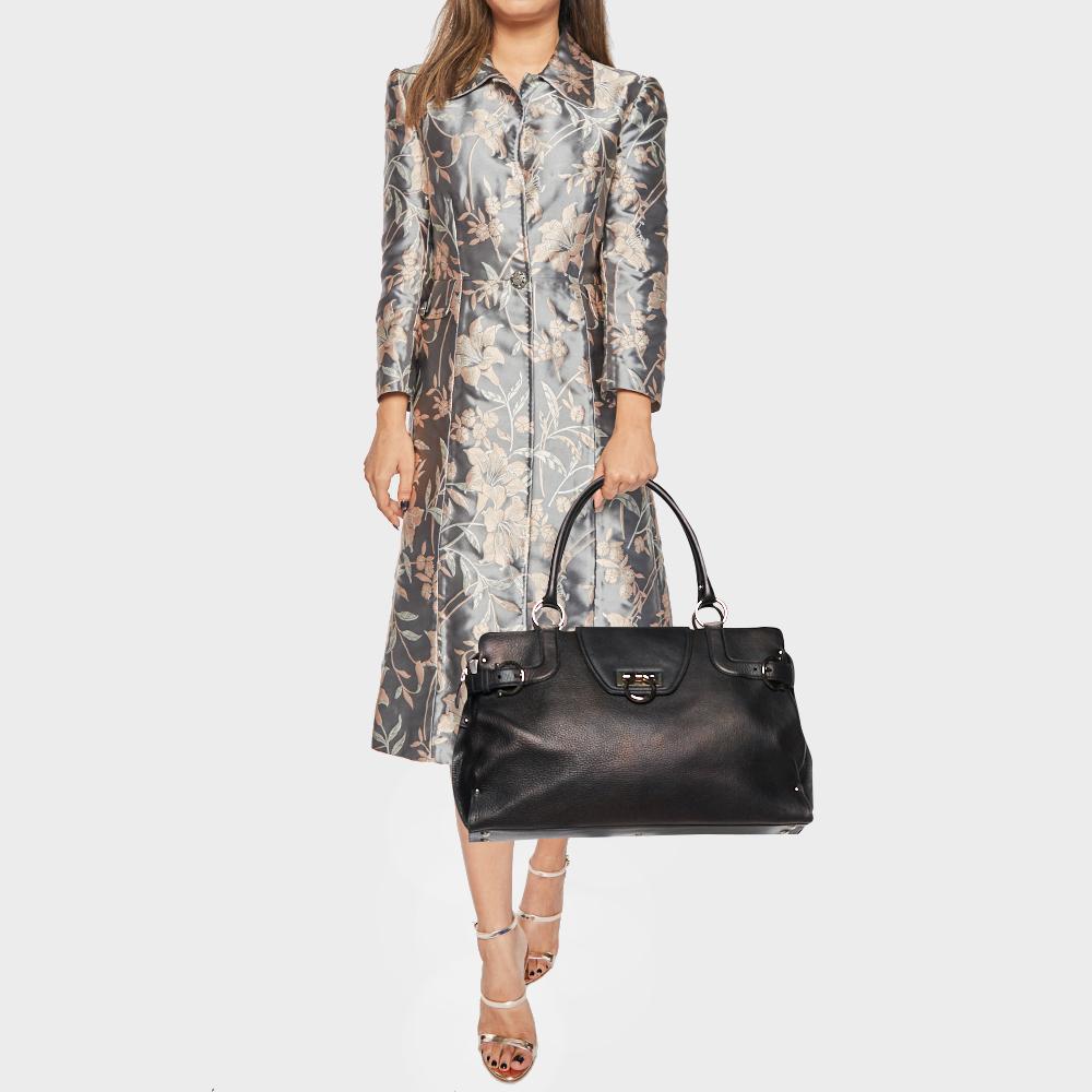 Experience fine craftsmanship with this immaculately designed leather bag by Salvatore Ferragamo. It has two handles, a front logo detail, and a fabric-lined interior.