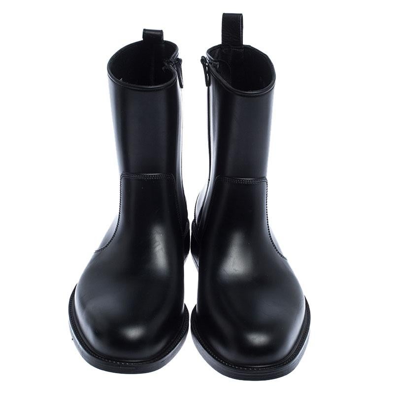 Salvatore Ferragamo Black Leather Zip Ankle Boots Size 41 In Excellent Condition In Dubai, Al Qouz 2