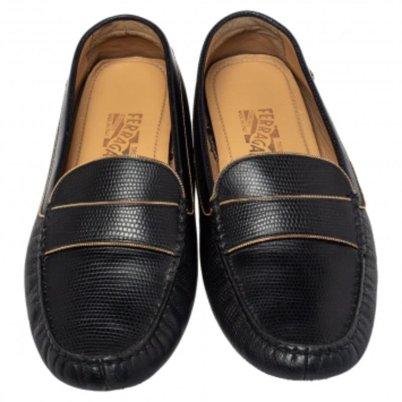 Salvatore Ferragamo Black Lizard Embossed Leather Slip On Loafers Size 40.5 In Good Condition For Sale In Dubai, Al Qouz 2