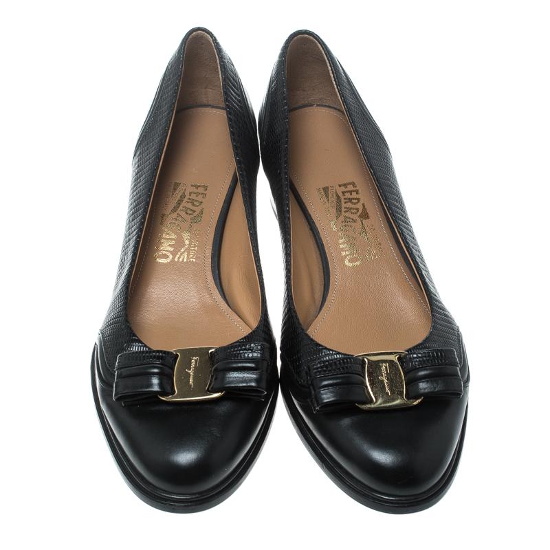 What beauty are these pumps from Salvatore Ferragamo! They've been skilfully crafted from leather, styled with bows on the uppers and dipped in a classy shade of black. They'll not only lift your elegance but the block heels will give you a slight