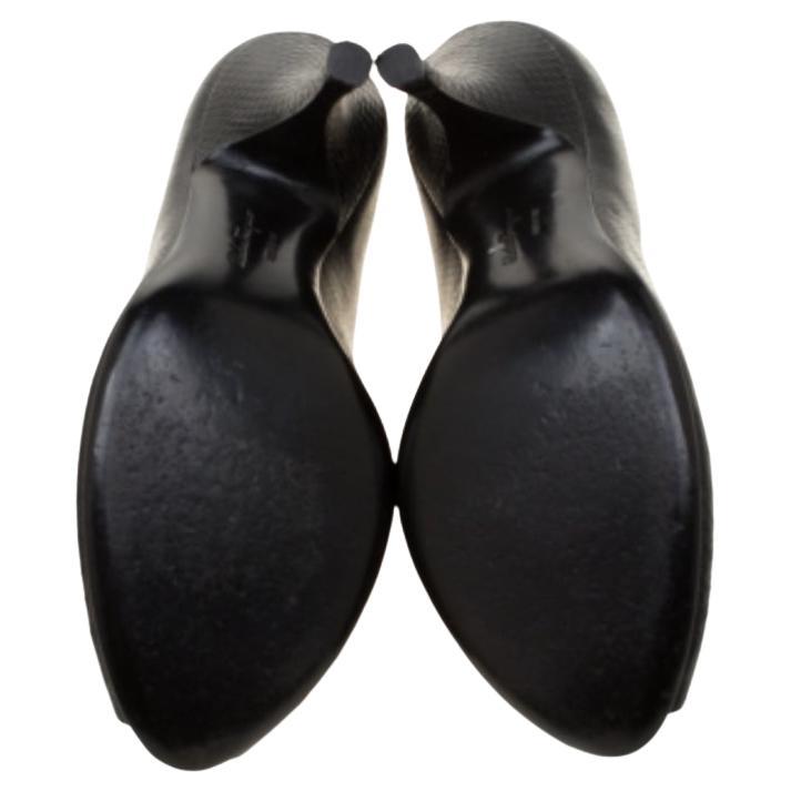 Appari al meglio con queste décolleté di Salvatore Ferragamo Fiberia. Realizzate in pelle di lucertola, hanno la punta a lancia, le etichette Ferragamo in argento sulle punte plissettate e un tacco di 9,5 cm. Le solette sono foderate in pelle.