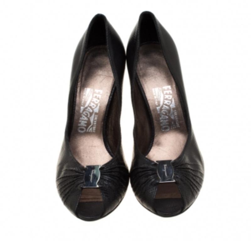 Salvatore Ferragamo - Pumps Peep Toe in pelle di lucertola nera Taglia 38,5 In condizioni buone in vendita a Dubai, Al Qouz 2