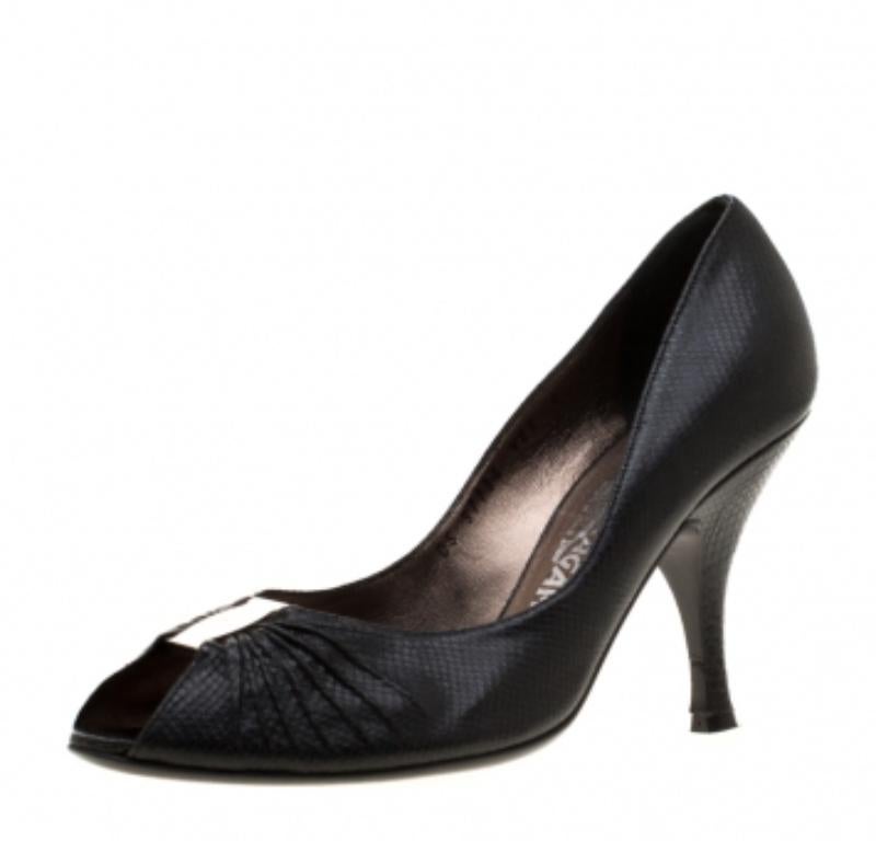 Salvatore Ferragamo - Pumps Peep Toe in pelle di lucertola nera Taglia 38,5 in vendita 1