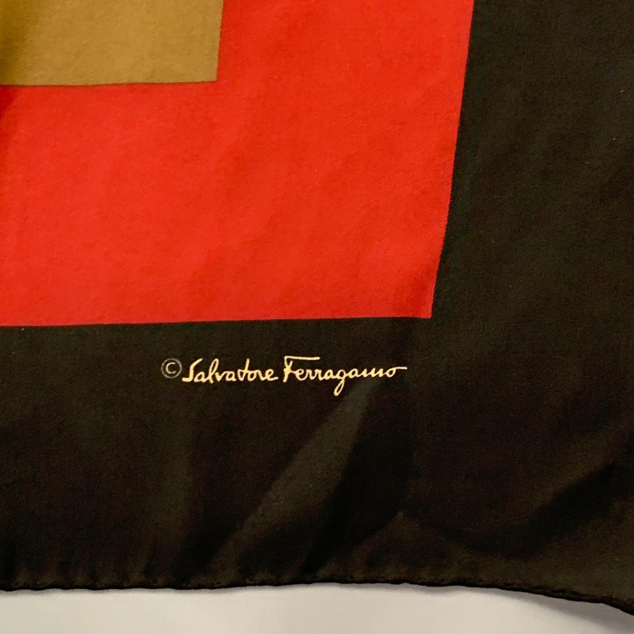 Foulard SALVATORE FERRAGAMO
en soie noire et multicolore, avec un imprimé de carrés et une bordure en forme de cadre.Très bon état d'usage. Petits accrocs et signes d'usure. 

Mesures : 
  34,5 x 33 pouces 
  
  
 
Référence Sui Generis :
