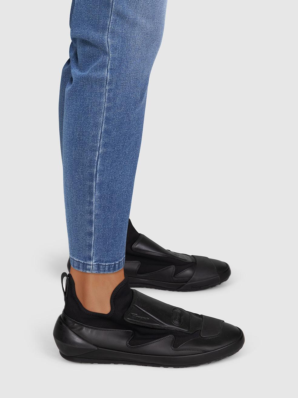 CONDIT ist sehr gut. Minimale Abnutzung der Turnschuhe ist offensichtlich. Minimale Kratzer an den Klettverschlusslaschen und dem hinteren Gummi beider Schuhe dieses gebrauchten Salvatore Ferragamo Designer-Wiederverkaufsartikels.
 

 Einzelheiten

