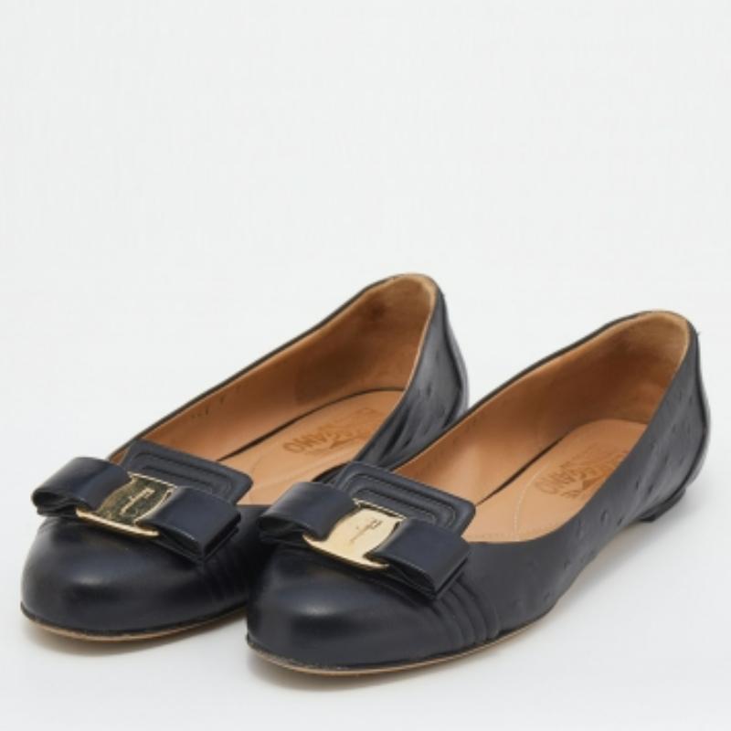 Salvatore Ferragamo Black Ostrich Embossed Leather Vara Bow Ballet Flats Size 37 In Good Condition For Sale In Dubai, Al Qouz 2