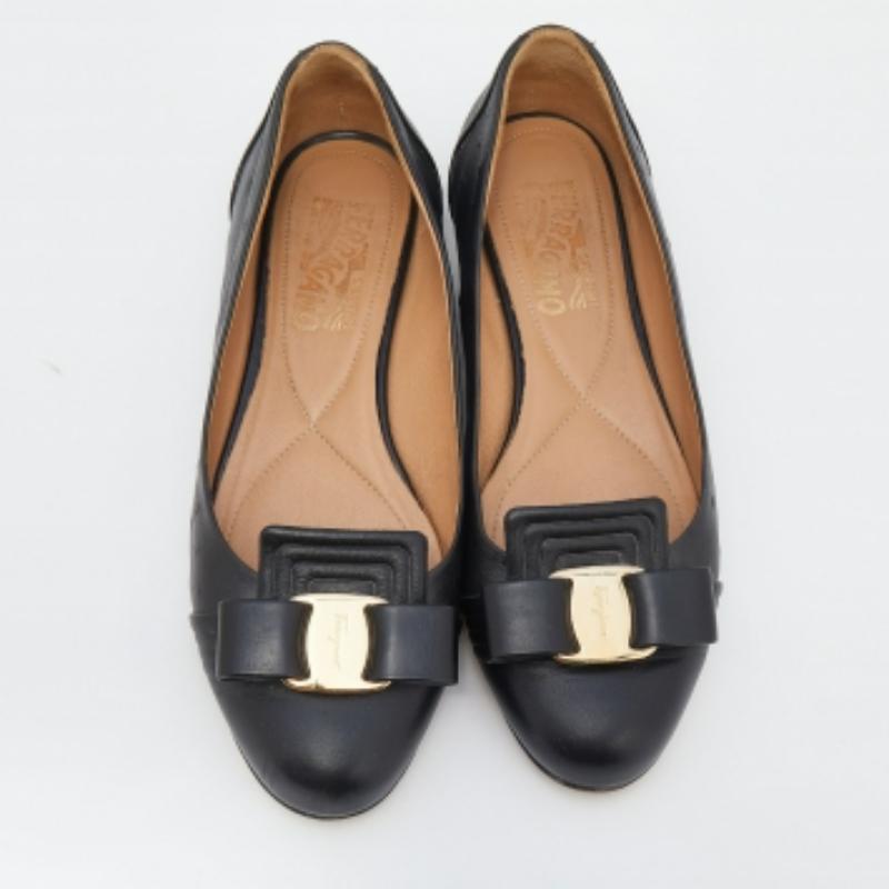 Women's Salvatore Ferragamo Black Ostrich Embossed Leather Vara Bow Ballet Flats Size 37 For Sale