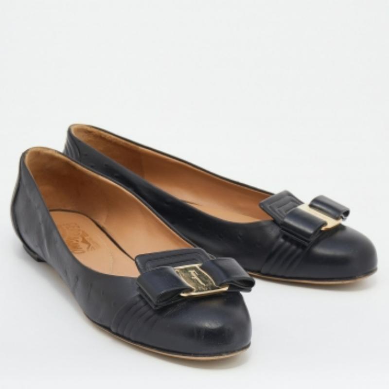 Salvatore Ferragamo Black Ostrich Embossed Leather Vara Bow Ballet Flats Size 37 For Sale 1