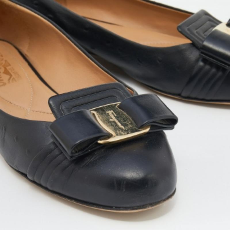 Salvatore Ferragamo Black Ostrich Embossed Leather Vara Bow Ballet Flats Size 37 For Sale 2
