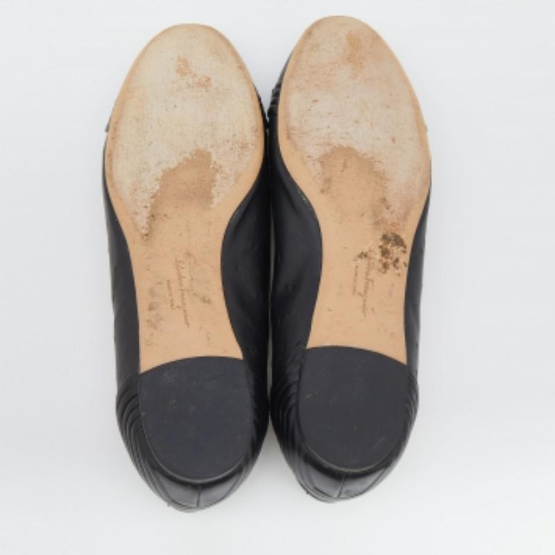 Salvatore Ferragamo Black Ostrich Embossed Leather Vara Bow Ballet Flats Size 37 For Sale 4
