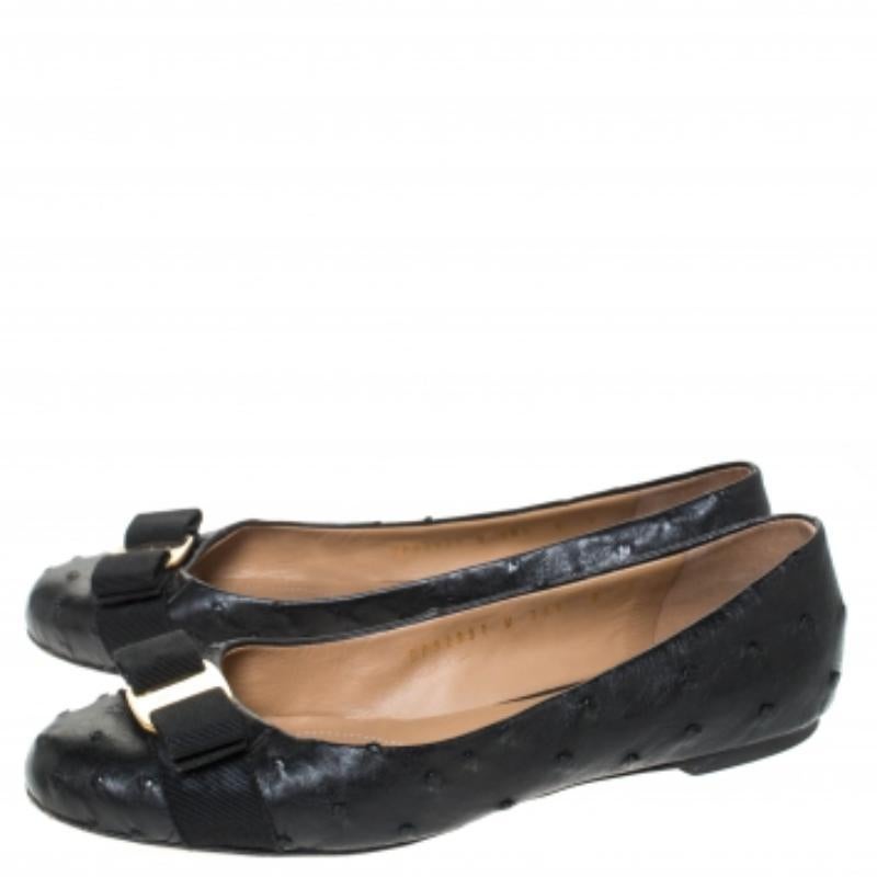 La moda è il perfetto connubio tra lusso e comfort e questo paio di ballerine della casa Ferragamo trasmette proprio questo. Realizzate in pelle di struzzo nera e dotate del caratteristico fiocco Varina sulla tomaia, queste ballerine sono ideali per